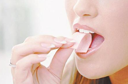 没有想到吃口香糖有8大副作用 你知道吗?