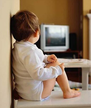 看电视损智力 3岁前别让宝宝看电视
