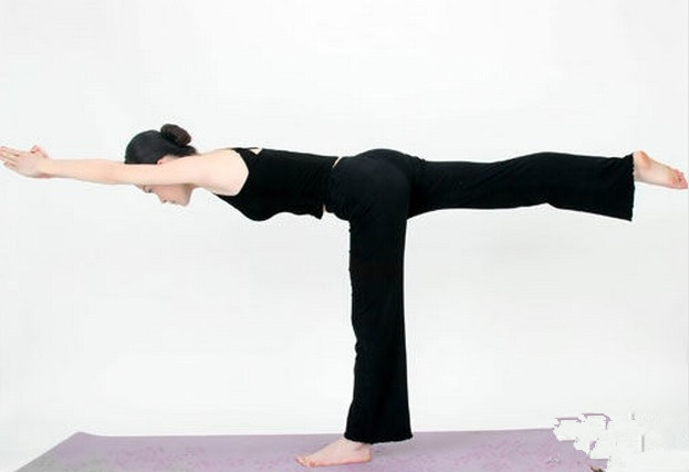 四个简单的瘦背瑜伽动作 减掉背部肥肉