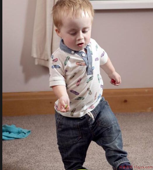 英男孩患罕见侏儒症 高仅74厘米