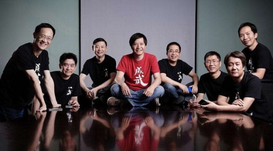 小米八位联合创始人合影,从左至右依次为林斌、黄江吉、周光平、雷军、黎万强、刘德、王川和洪锋