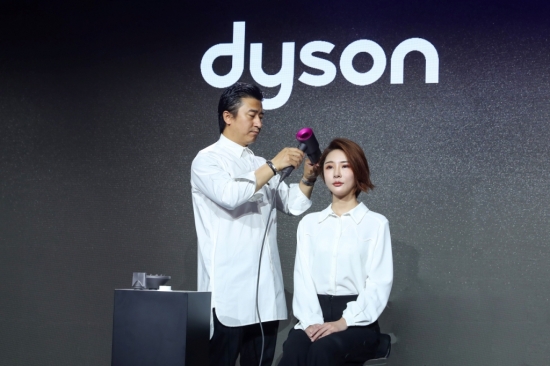 著名造型师田洪禹使用戴森Dyson Supersonic™吹风机打造夏日俏丽短发