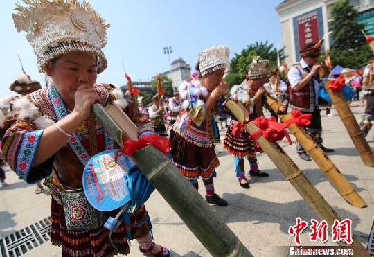 苗、瑶、侗等少数民族同胞在吹芦笙起舞。　龙林智　摄