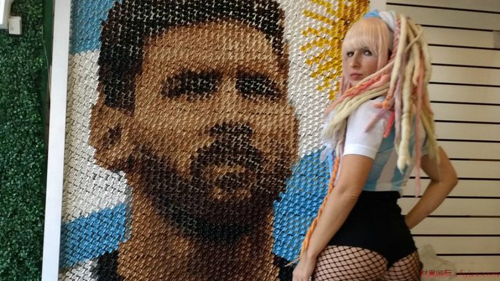 为偶像助威！阿根廷艺术家用6000枚发卡拼成梅西画像_蓝雪梨国际足球新闻