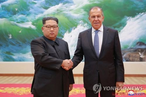 5月31日，在平壤，金正恩（左）与拉夫罗夫握手。（韩联社/朝中社）【图片仅限韩国国内使用，严禁转载复制】