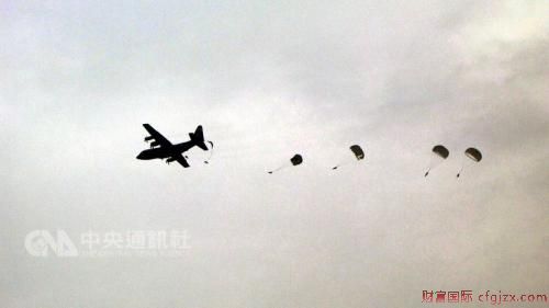 台军“汉光34号演习”预演5月17日上午发生意外，一名官兵实施空降跳伞时，疑因伞缠绕自空中坠地。来源：“中央社”资料图。