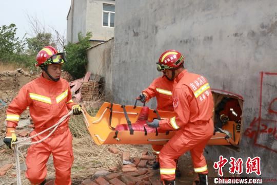 救援人员通过对楼体竖向、横向破拆，窗体支撑，救援支架救助等方式，将“被困人员”救出，通过起重气垫、液压破拆工具组、手动破拆工具组等器材，成功将其余“被困人员”解救至安全区域。　马学雯 摄