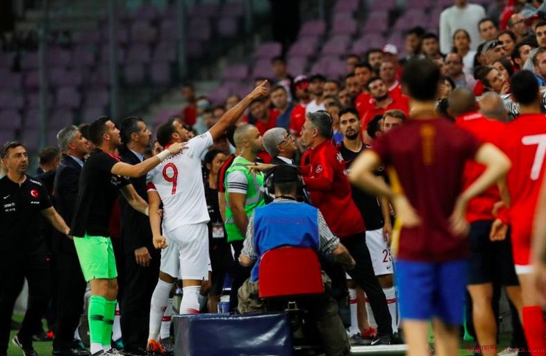怒不可遏！土耳其队长托森向球迷比割喉手势_蓝雪梨国际足球新闻