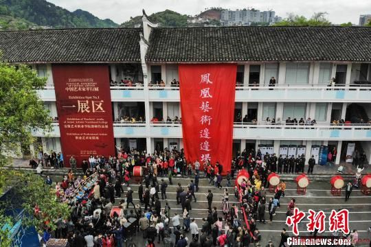 凤凰古城举行“艺术边边场”将世界书画交易平民化