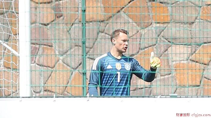 德国队测试赛2-0击败德国U20，诺伊尔代表U20守门_蓝雪梨国际足球新闻
