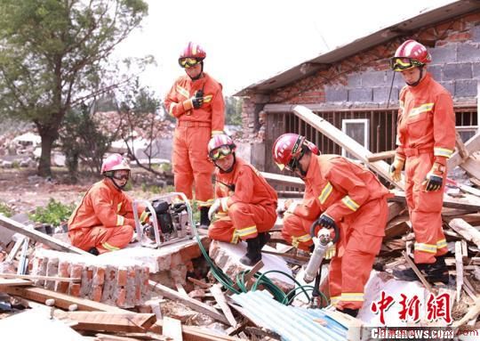 官兵利用搜救犬搜索和生命探测仪检测相结合的方式，对“灾害”现场进行全面搜索，确定“被困人员”人数和位置。　马学雯 摄
