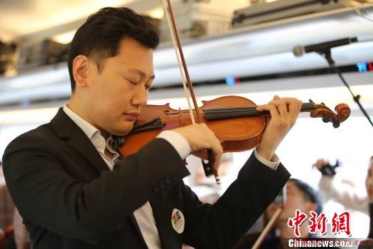 五月音乐节公益演出&amp;nbsp;六把小提琴奏响“复兴号”京津列车