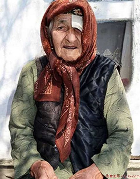 129岁的老太太自称长寿是“惩罚”：我一天都不快乐