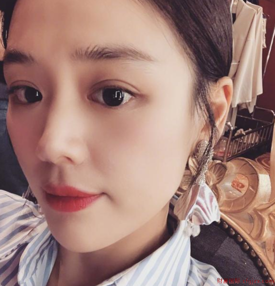 欧豪你选谁？马思纯晒照和玩偶比美自称大小姑娘