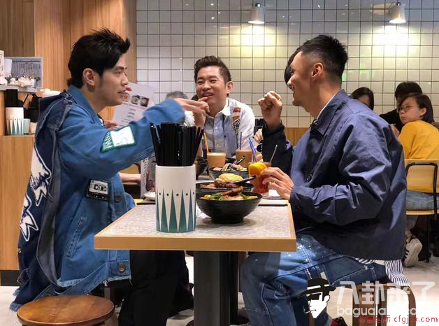 网友偶遇周杰伦余文乐同框出现奶茶店 豪气全程买单