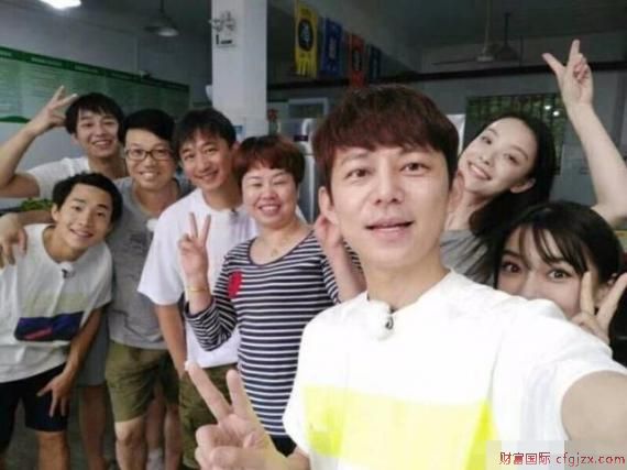 组图：Baby倪妮好闺蜜综艺节目相聚 两人俏皮比V少女感十足