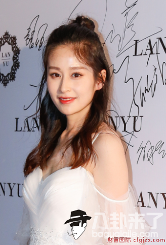 颖儿晋级辣妈行列 产后首秀身材依旧完美