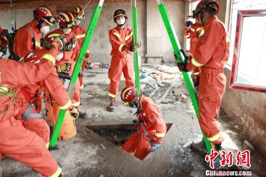 此次地震演练，旨在检验消防支队地震救援准备情况，提高部队地震救援实战能力。　马学雯 摄