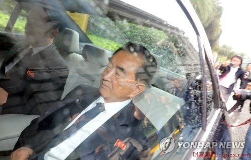 资料图片：5月30日，在新加坡，朝鲜国务委员会部长金昌善乘车离开酒店。（韩联社）