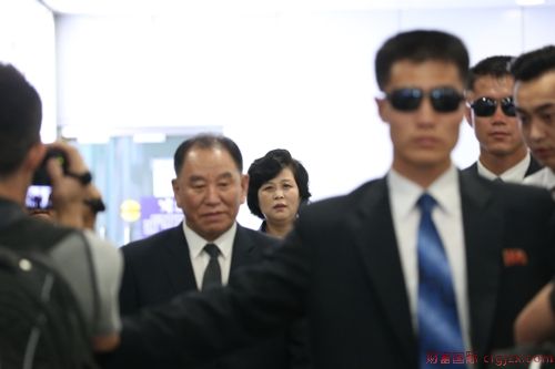 6月4日中午，在北京首都机场，朝鲜劳动党中央委员会副委员长兼统一战线部部长金英哲准备搭乘朝鲜高丽航空客机返回平壤。（韩联社）