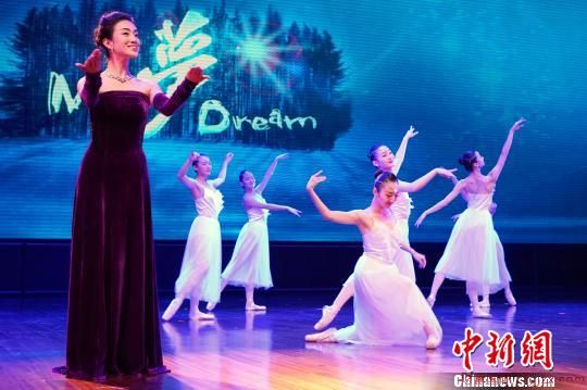 图为中国残疾人艺术团大型音乐舞蹈节目《我的梦》。　钟旖 摄