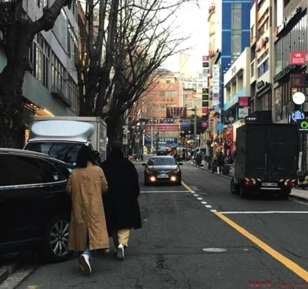 宋仲基宋慧乔穿情侣小白鞋 合体轧马路超甜蜜