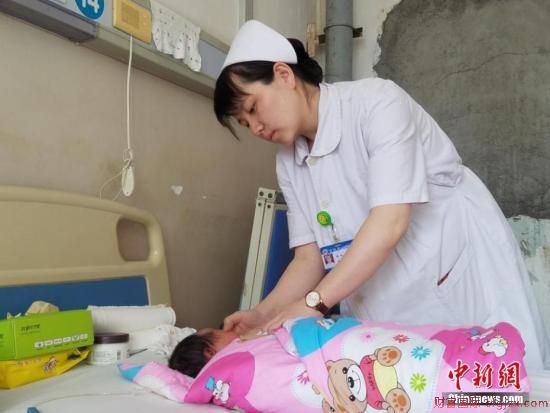 资料图：吕梁市人民医院儿科护士刘丽，在病房照顾患儿。闫彩琴 摄