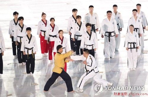 韩朝联合表演跆拳道。（韩联社）