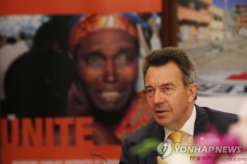 6月4日，在首尔中区世宗酒店，红十字国际委员会主席彼得・毛雷尔接受韩联社记者采访。（韩联社） 