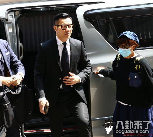 梁汉文涉嫌酒驾被捕 全身黑西装现身法院