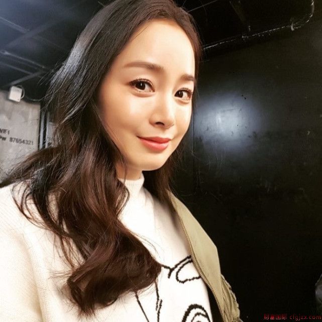 “韩国第一美女”产后复出 皮肤零瑕疵美得发光(图)