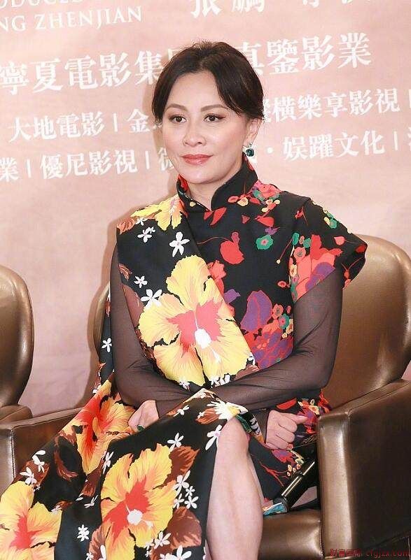刘嘉玲穿花裙子被嘲土 但她手上的翡翠戒指才是重点
