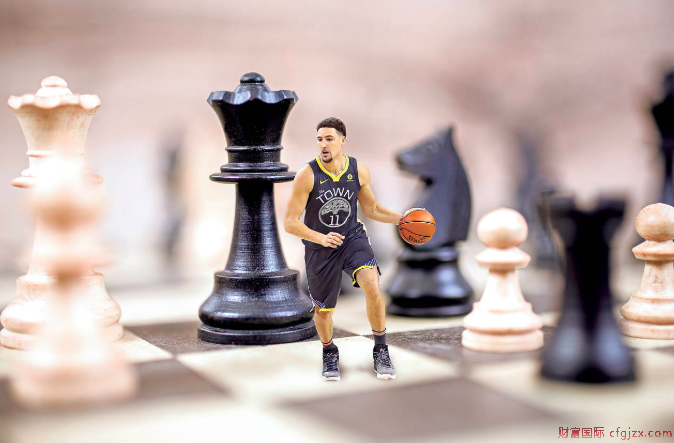 克莱爱下国际象棋：一招就可以改变全盘局势_蓝雪梨NBA新闻
