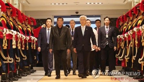 资料图片：6月3日上午，在仁川国际机场，菲律宾总统罗德里戈・杜特尔特（左二）抵韩。韩国国家防卫事业厅厅长全济国（左四）前往迎接。（韩联社）