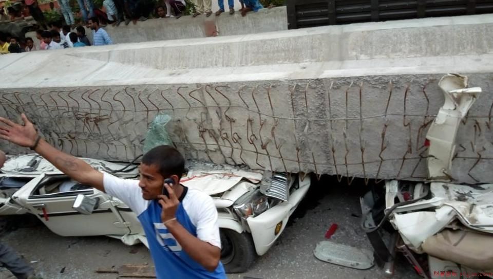 印度北方邦一在建立交桥垮塌致12死