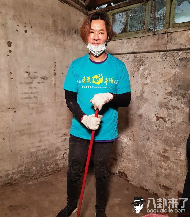 杨培安爱心修缮 硬汉落下男儿泪