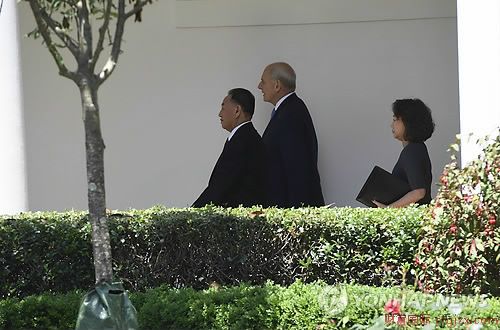 资料图片：当地时间6月1日，在白宫，金英哲（左）在白宫幕僚长凯利（中）的带领下前往特朗普办公室。（韩联社/法新社）