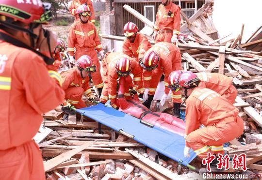 演练共调集了支队1个重型救援队、1个轻型救援队、1个战勤保障分队和1个搜救犬中队，共计16台执勤车辆、90余名官兵。　马学雯 摄