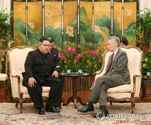6月10日，在新加坡总统府，新加坡总理李显龙（右）同到访的朝鲜国务委员会委员长金正恩会面。(韩联社/新加坡《海峡时报》官网截图)