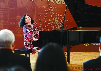 华裔钢琴家克劳迪娅・杨改编创作中国民歌&amp;nbsp;汤沐海执棒演绎