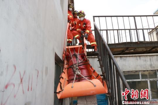 此次地震演练，旨在检验消防支队地震救援准备情况，提高部队地震救援实战能力。　马学雯 摄