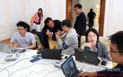 5月25日，在朝鲜元山市葛麻酒店媒体中心，韩国记者在发稿。（韩联社）