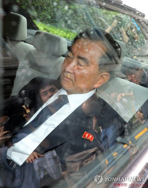 资料图片：5月30日，在新加坡，朝鲜国务委员会部长金昌善乘车离开酒店。（韩联社）
