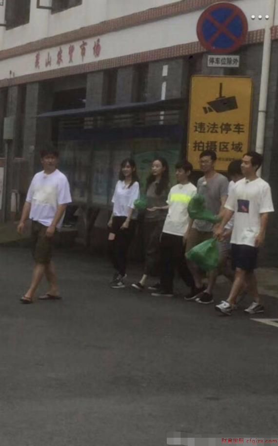 组图：Baby倪妮好闺蜜综艺节目相聚 两人俏皮比V少女感十足