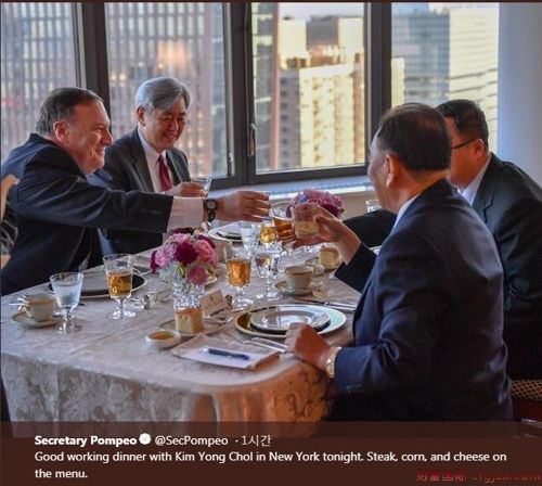 5月30日，在纽约，美国国务卿蓬佩奥与朝鲜劳动党中央副委员长兼统战部长金英哲共进工作晚餐。（韩联社/美国务院推特截图）