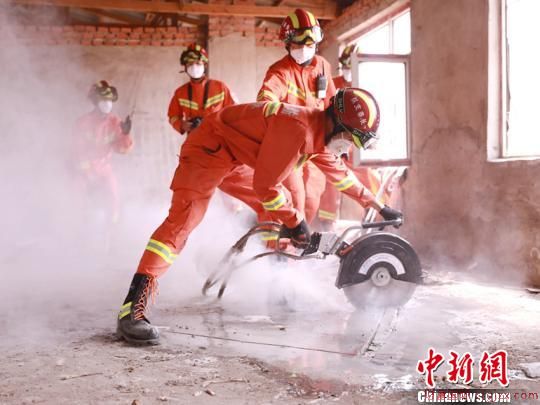 救援人员通过对楼体竖向、横向破拆，窗体支撑，救援支架救助等方式，将“被困人员”救出，通过起重气垫、液压破拆工具组、手动破拆工具组等器材，成功将其余“被困人员”解救至安全区域。　马学雯 摄