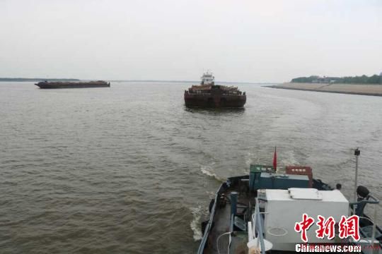 2日，俄罗斯保尔号800马力推轮顶推两艘三千吨级木材船驶入中俄边境三江口。(刘锡菊 摄)