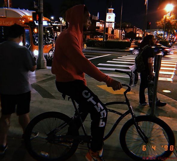 形单影只！本-西蒙斯现身洛杉矶街头骑自行车