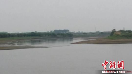 今年黑、松两江开江后持续水位回落，目前部分河段水位已创历史新低，航道水深严重不足。(刘锡菊 摄)