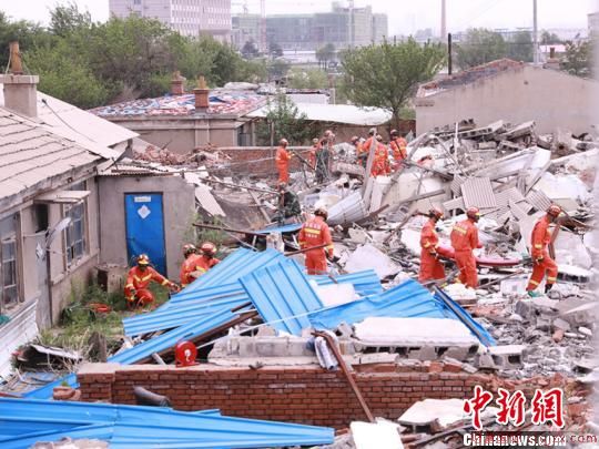救援人员通过对楼体竖向、横向破拆，窗体支撑，救援支架救助等方式，将“被困人员”救出，通过起重气垫、液压破拆工具组、手动破拆工具组等器材，成功将其余“被困人员”解救至安全区域。　马学雯 摄